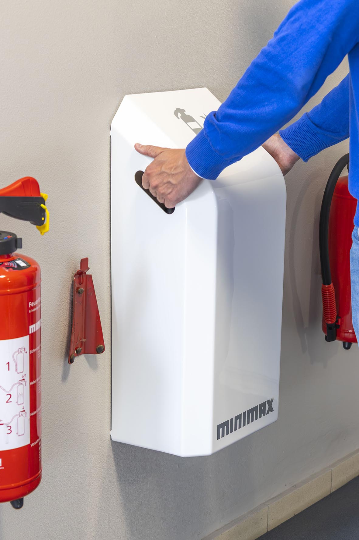 Design-Abdeckung für Feuerlöscher von Minimax zur schraubenlosen Montage